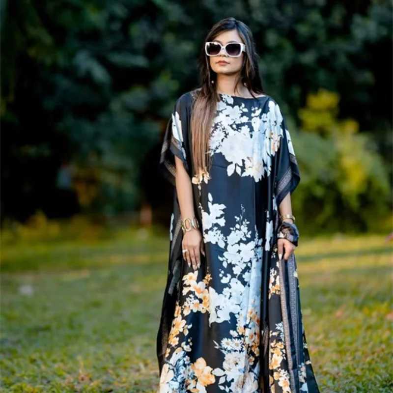 Malaysia offers a variety of fashionable loose fitting robes for Muslim women as well as Pakistani Arabian dresses X250514