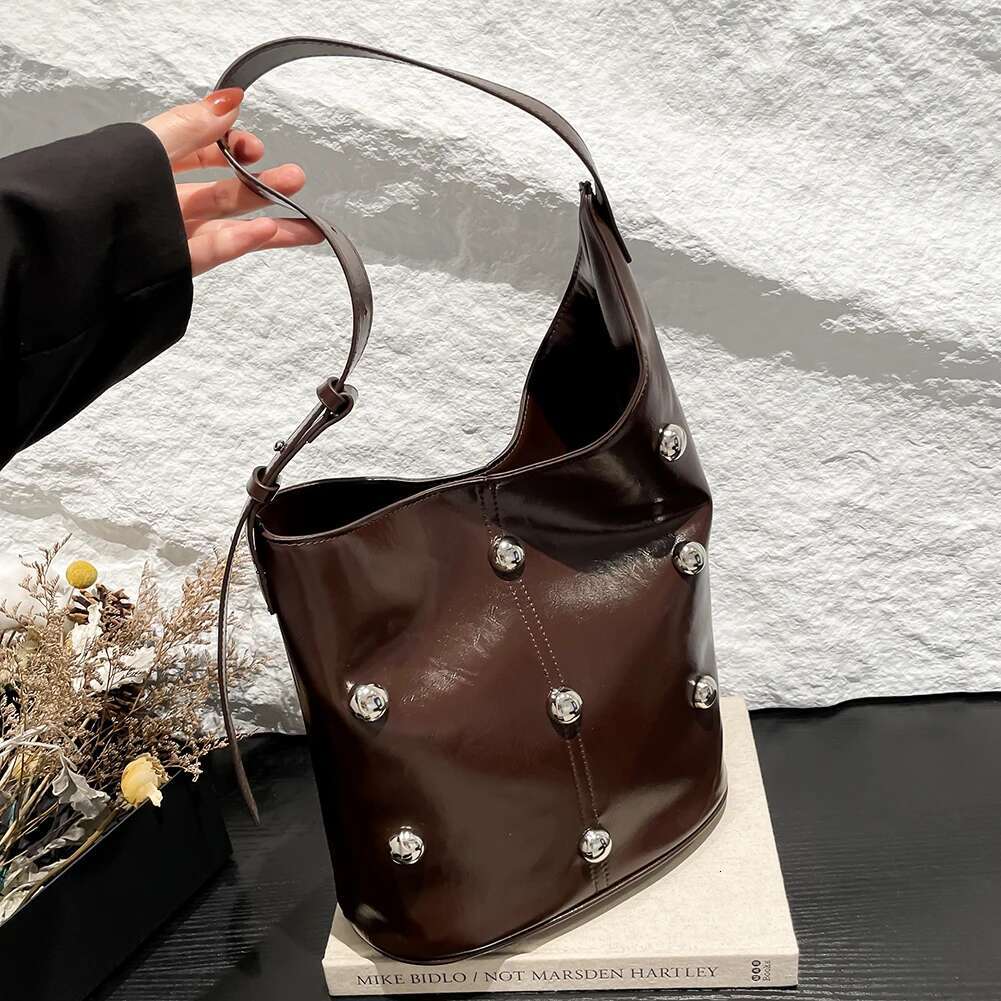 2025 New Bag 2025 Retro Women's Riveted Shoulder Magnetic Closure Underarm Bag with PU Leather Gauge Capacity Nail Tote Bag Punk Style Motorcycle