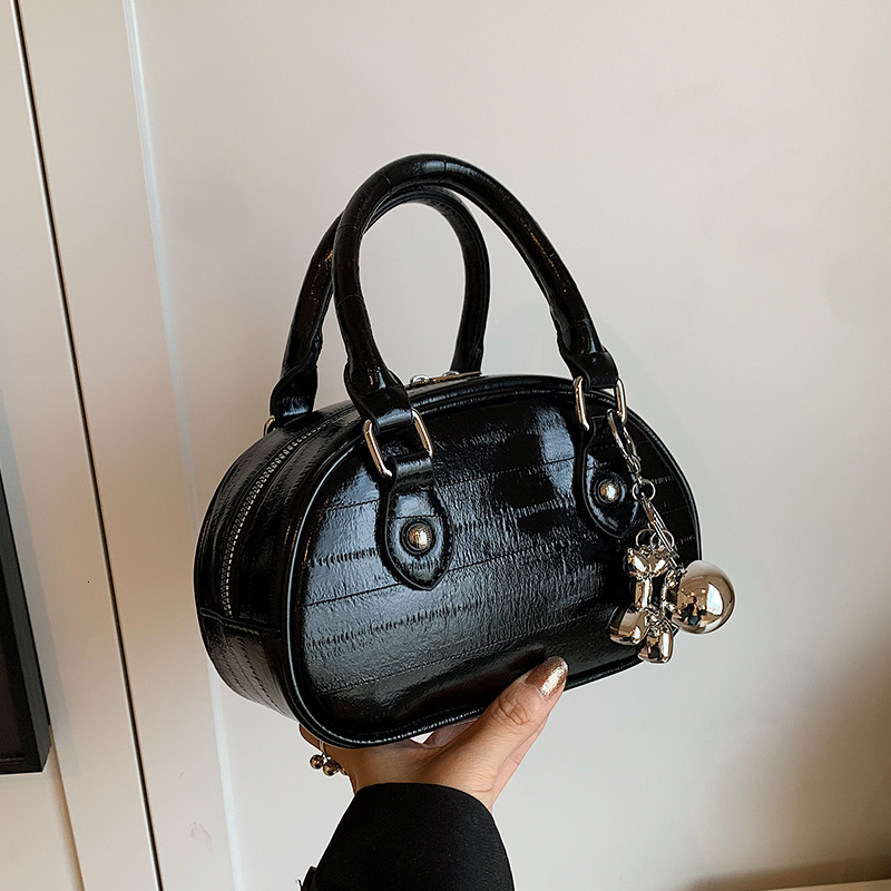 New designer bag, high-end silver small lady 2025 new popular multifunctional crossbody bag, fashionable and super hot handheld bowling bag