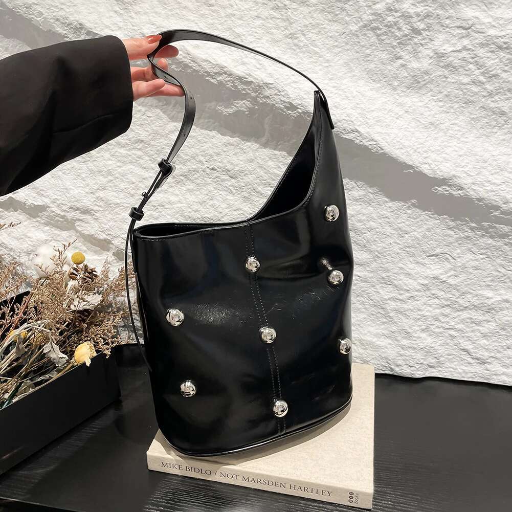 2025 New Bag 2025 Retro Women's Riveted Shoulder Magnetic Closure Underarm Bag with PU Leather Gauge Capacity Nail Tote Bag Punk Style Motorcycle