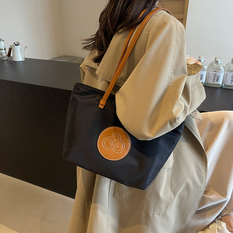 Handheld contrasting crossbody bag for women in the summer of 2025, new Korean Instagram trendy Oxford cloth shoulder bag, niche fashion