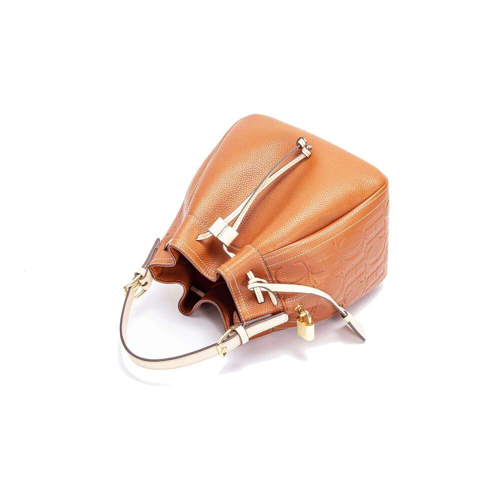 Classic Retro Style Metal Accessories Fashion Solid Color Drawstring Opening Design Simple Ladies Handbag