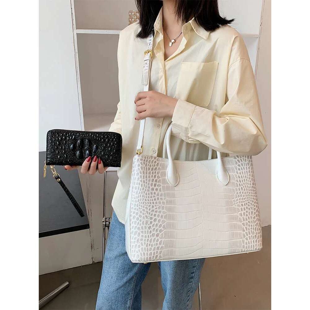 2024 New Crocodile Leather Women's Handbag Tote Large Capacity Shoulder Messenger Bag Commuter Fashion Portable Bags