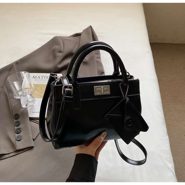 High-End Vintage Crossbody Bag Minimalist Designer Paris Style Leather Tote With Elegant Letter Detail