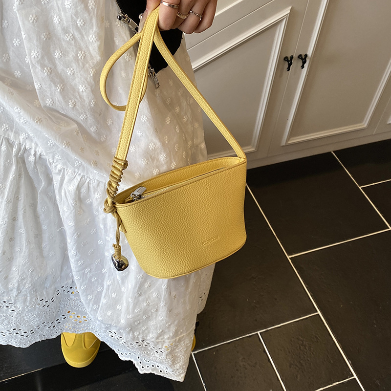 Korean niche design women's 2025 new simple and fashionable bucket versatile casual shoulder crossbody bag