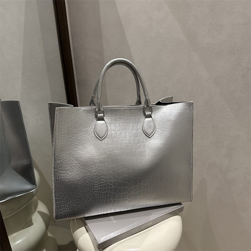 2025 Spring/summer Fashionable Solid Color Western Style Large Capacity Leisure Commuter Luxury Bag New Trendy New Free Delivery Designer Simple Handh