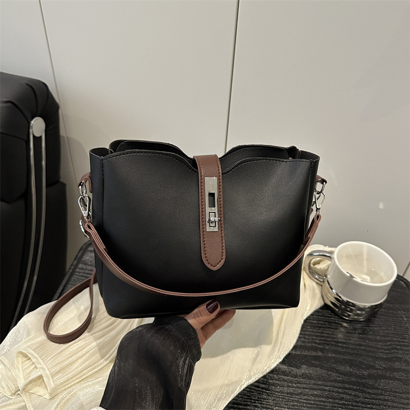 Free Delivery Designer Bag Large Capacity Bucket 2025 Fashionable And Versatile Single Crossbody Soft Leather Premium Wide Shoulder Strap Underarm Bag