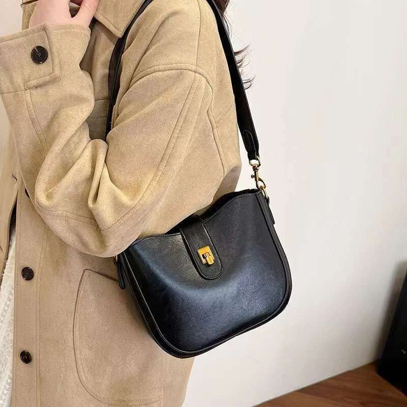 Women Crossbody Saddle Bag,Soft Leather Shoulder Bag,Vintage Fashion 2025 New Shell Bag,Ladies Versatile Commuter Bucket Bag
