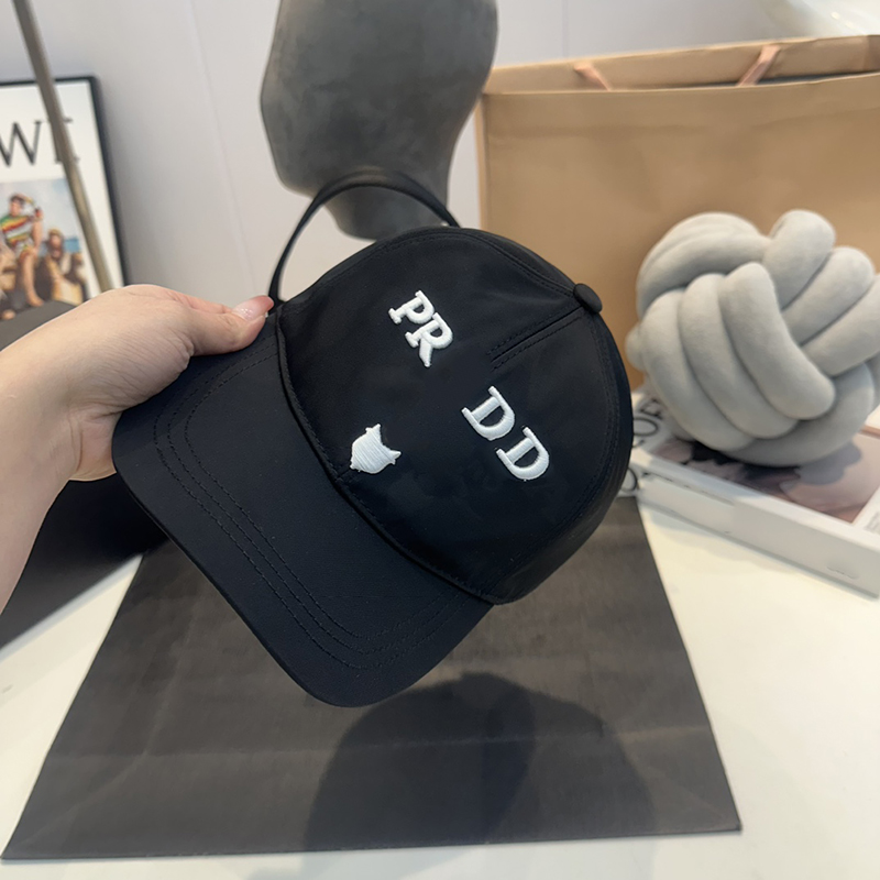 baseball cap fashion trend designer hat leisure Classic embroidered letter baseball cap Adjustable girth Wear it all year round outdoor sunscreen Couple style nice