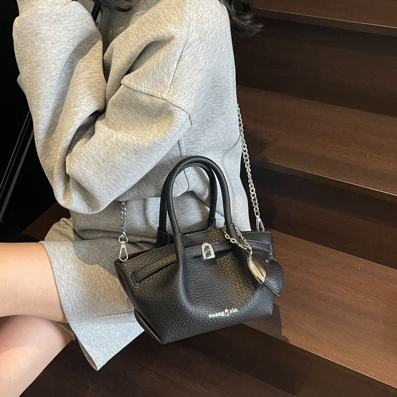 High end vegetable basket small shoulder fashionable hand-held armpit 2025 new trendy casual crossbody bag, textured women's bag