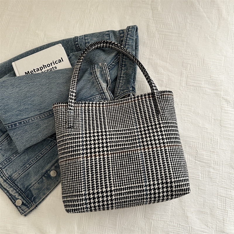 Black And White Striped Large Capacity Portable New Free Delivery Designer Bag Tote Versatile Bag Women's Spring New 2025 Luxury Bag Shoulder Bag
