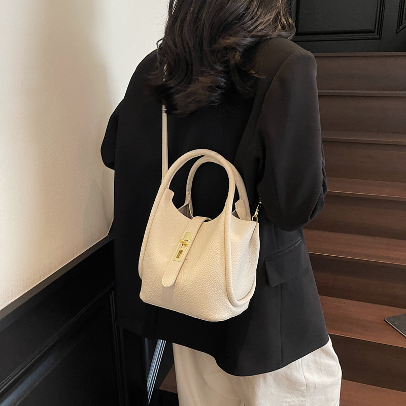 This year's popular bags women are the 2025 new trendy handbags for spring and summer, with a sense of luxury. One shoulder crossbody bucket bag