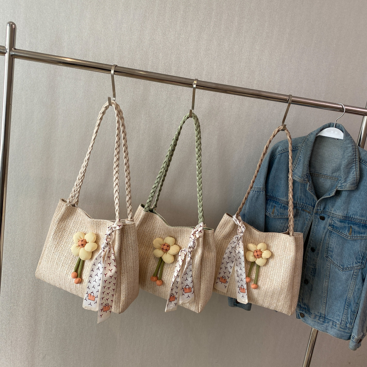 A new designer bag woven for women in the summer of 2025, featuring a large capacity seaside vacation single shoulder slanted transportation tote bag