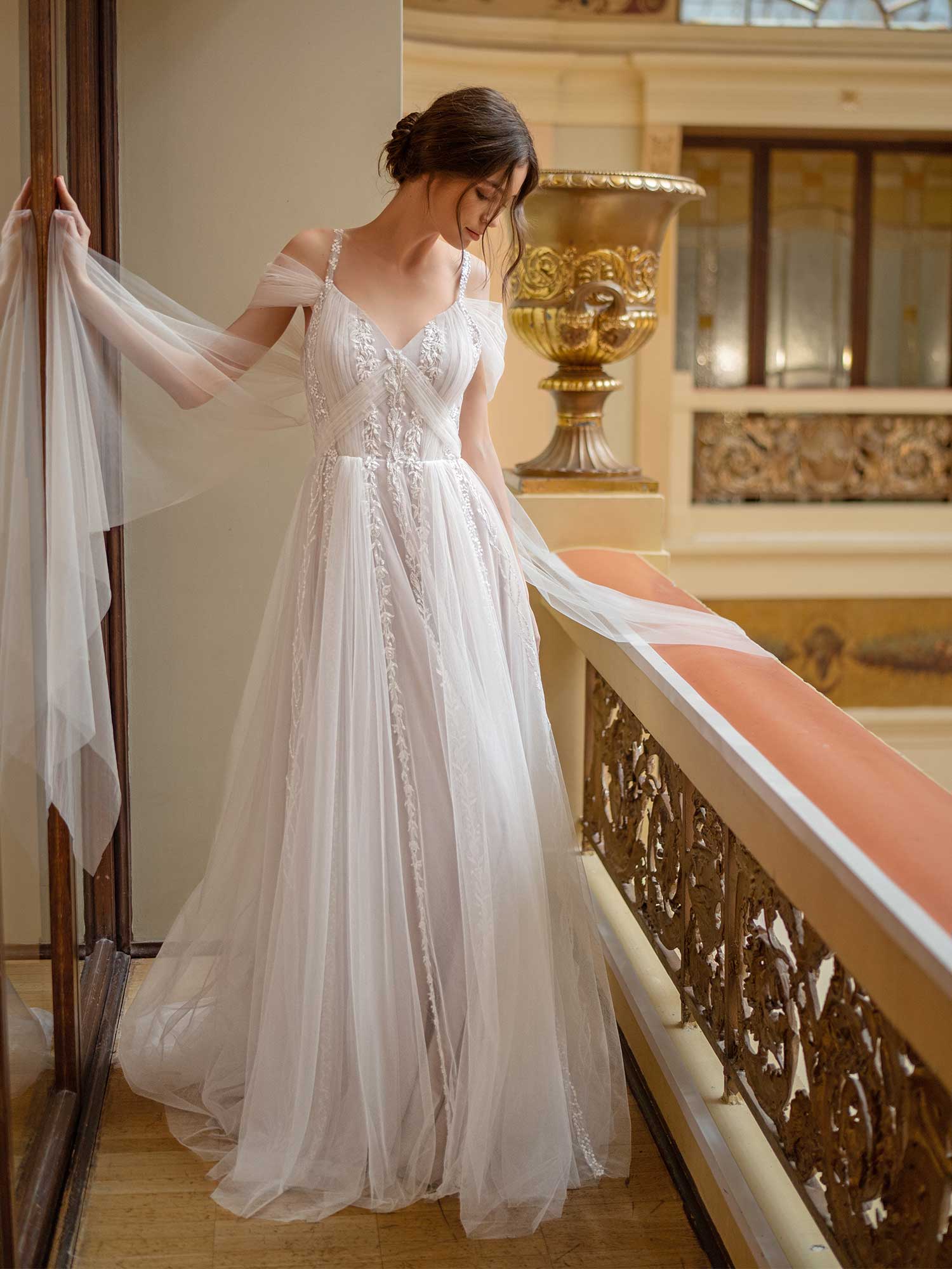 Exquisite A Line Wedding Dresses Spaghetti Straps Appliques Lace Bridal Gowns Custom Made Backless Sweep Train Robe