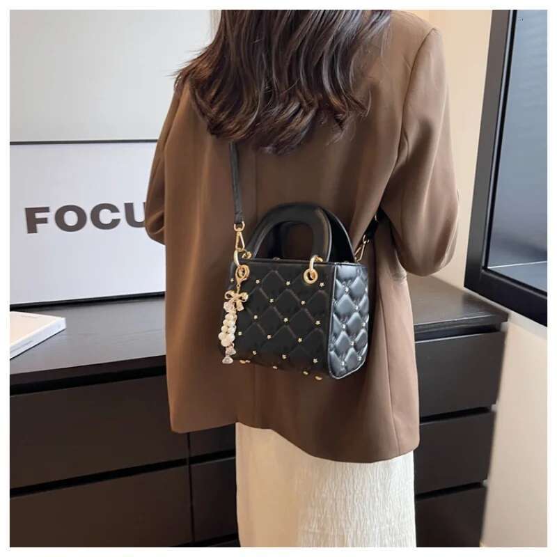 Classic Diana New Shoulder Fashionable Lingge Girl Crossbody Bag Simple and Versatile Embroidered Pearl Ladies Handbag