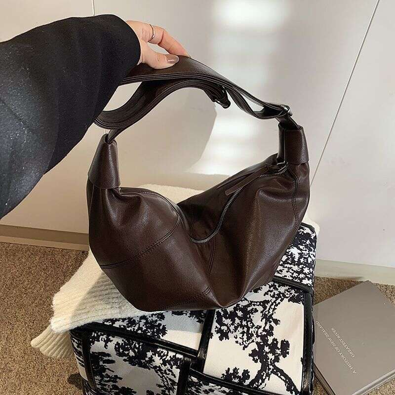 2025 New Large Capacity Dumpling Casual Single Shoulder Commuter Crossbody Bull Horn Fashion Bag