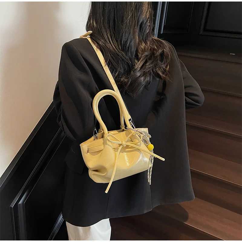 Summer Portable Basket Bag Wen 2025 Designer Bow Shoder Messenger Bag Lipstick Bag Storage Wing Shape Wallet With Pendant Z250514