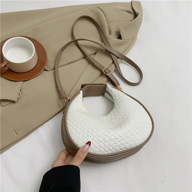 Free Delivery Designer Bag This Year's Trendy And Stylish Hand 2025 New Versatile Instagram Korean Version Crossbody Dumpling Texture For Women L