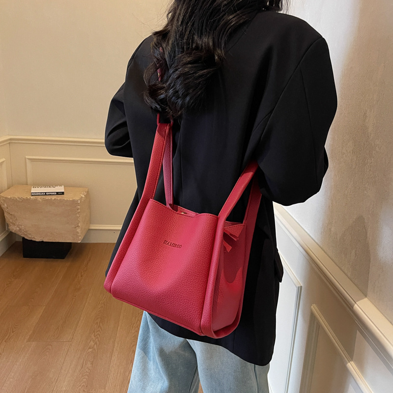 2025 Spring New Designer Bag New Women's Fashion Lychee Pattern Soft Leather Bucket Simple Multi functional Commuter Single Shoulder Maternal and