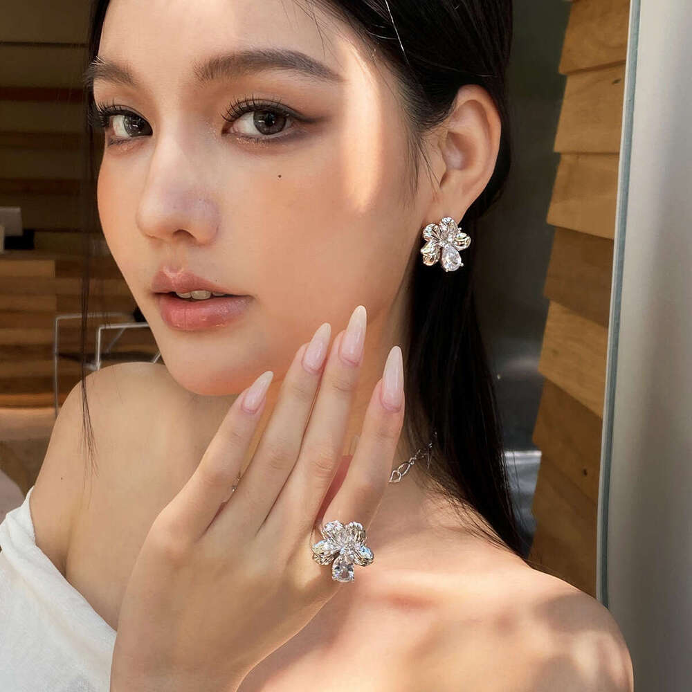 Boonee alus2024 new flower for women, light , high-end texture, dia inlaid temperament, niche earrings