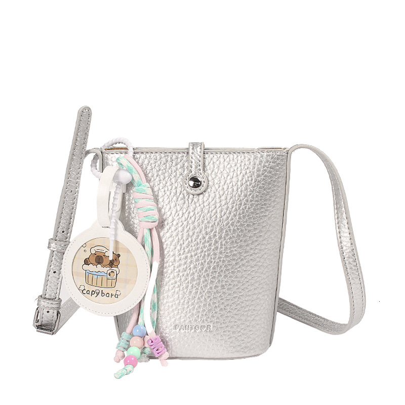 2025 new Korean version solid color bucket for women, fashionable, simple commuting shoulder bag, stylish and versatile crossbody bag
