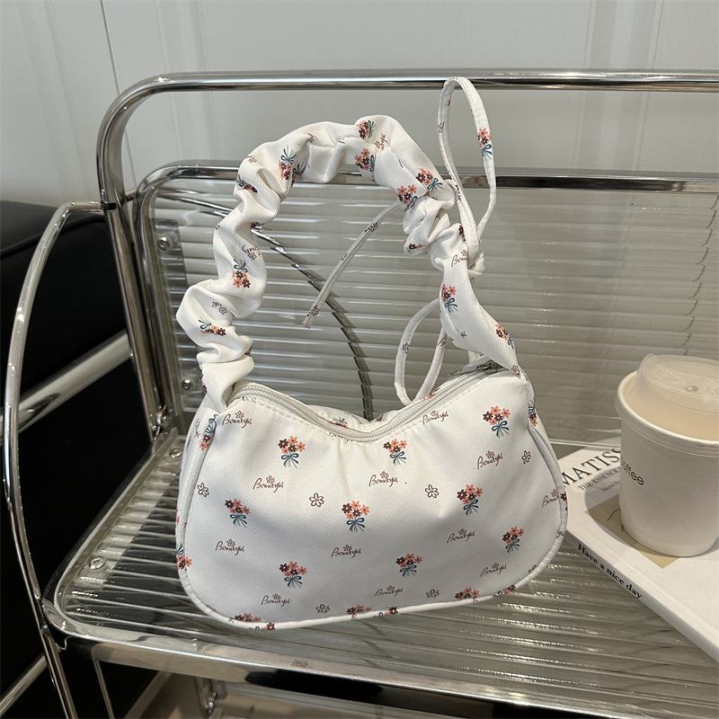 Single Shoulder Sweet Fresh Niche Design Women's Underarm Bag New Free Delivery Designer Bag Casual Versatile Handheld Luxury Bag Crescent Bag