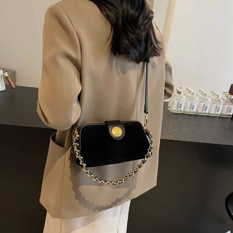 New Launch In 2025: Women's Retro Style Messenger Bag. Premium Niche Design, Matte Finish, Chain - Clip Small Square