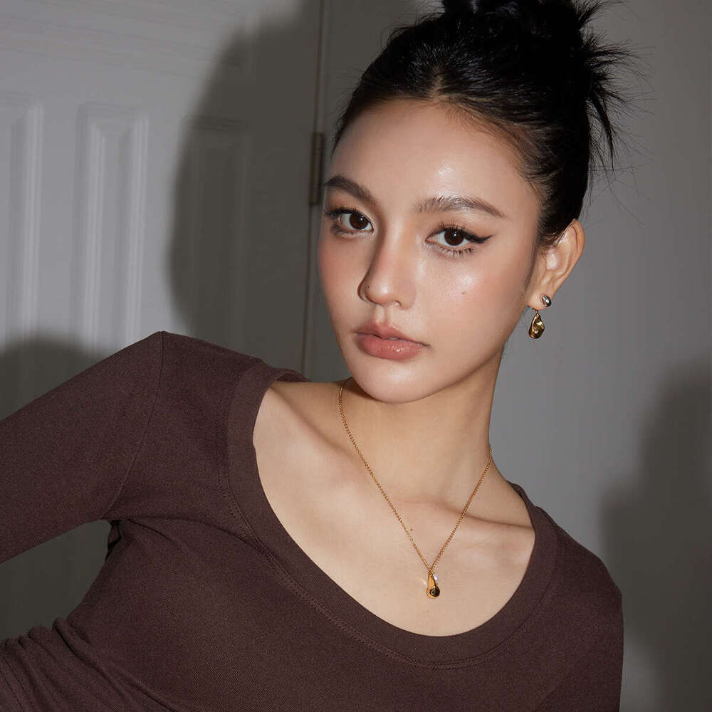 Lazy style in early summer, paired with French commuting color blocked water droplet earrings, niche design earrings