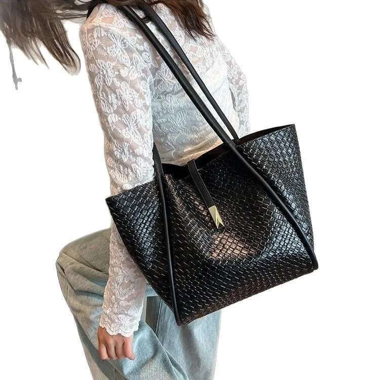 2025 Summer New Tote This PU Shoulder Bag Is In Line With The Latest Fashion Trends, Featuring A Korean Niche Design