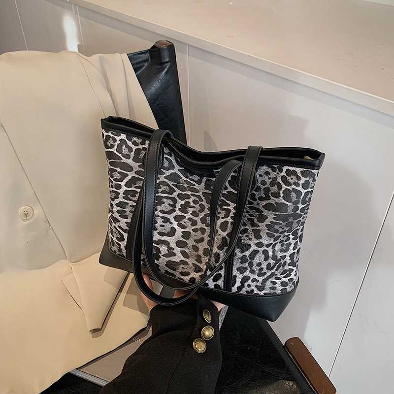 Free Delivery Designer Bag Fashion Tote Women's 2025 New Winter Trendy Shoulder Large Capacity Relaxed Leopard Print Armpit Luxury Bag