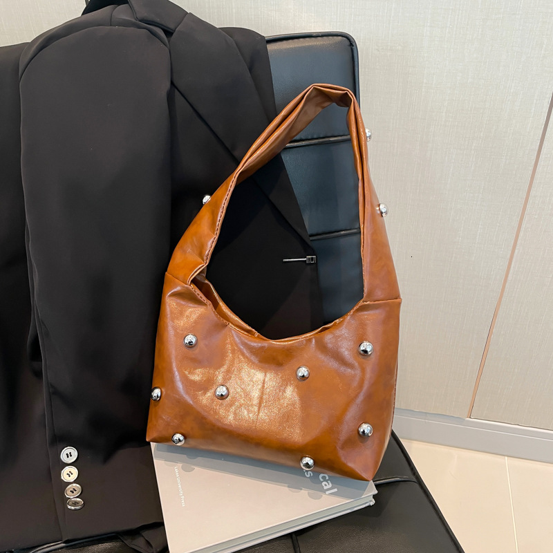 Luxury Bag New Free Delivery Designer Bag High End Crowd 2025 Spring New Rivet Shoulder Handbag Women's Commuting Armpit Bag