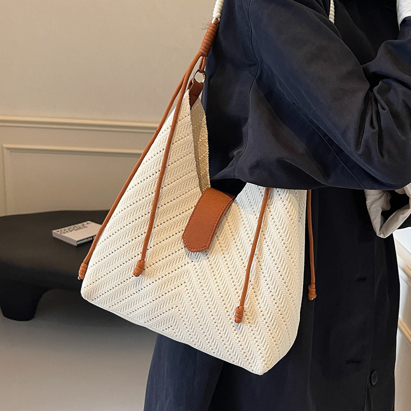 New fashion trend, simple temperament, woven armpit tote bag, women's multifunctional designer, high beauty, lightweight shoulder bag, knitted to