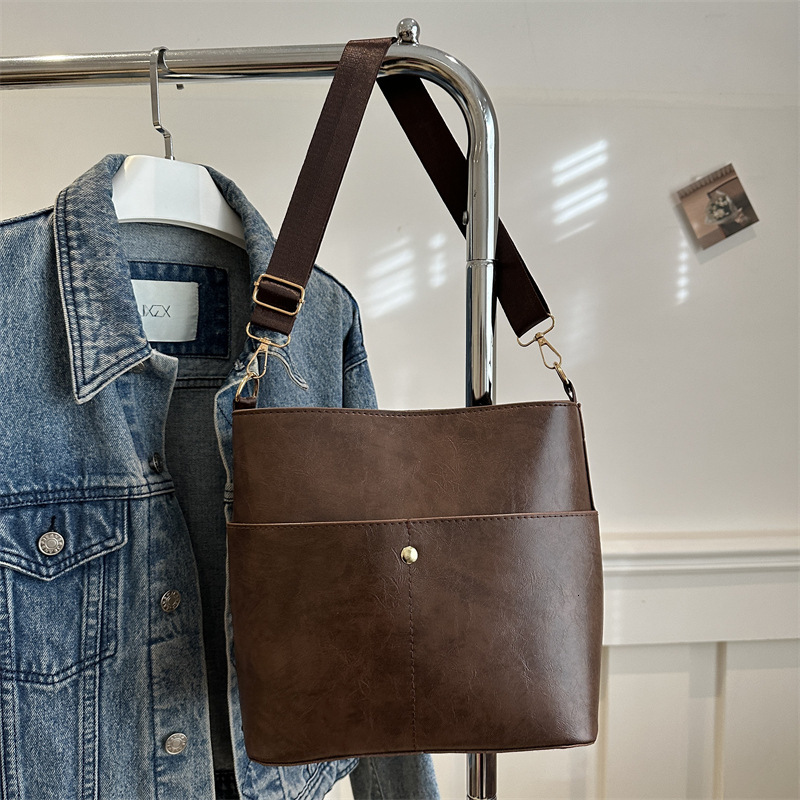 2025 Spring Trendy Internet Celebrity New Single New Free Delivery Designer Bag Shoulder Luxury Bag Female Korean Edition Commuter Large Capacity Stud