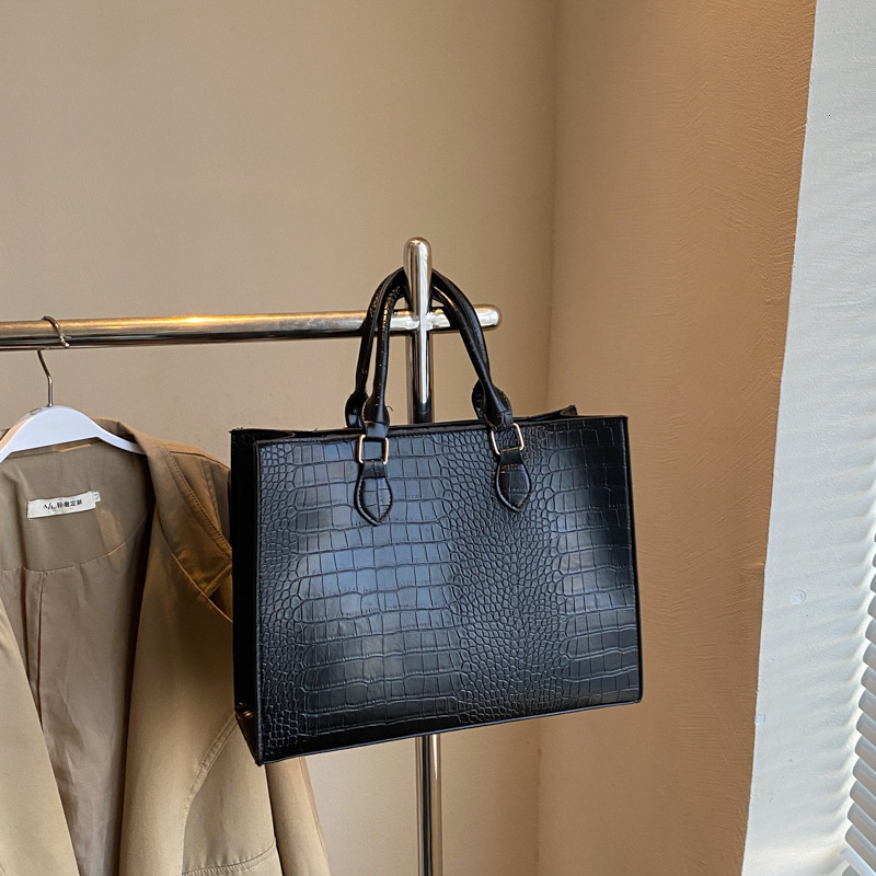 New Free Delivery Designer Bag 2025 Spring/summer New Large Capacity Tote Simple Style Handheld Shoulder Casual Crossbody Bag High Luxury Bag End Fema