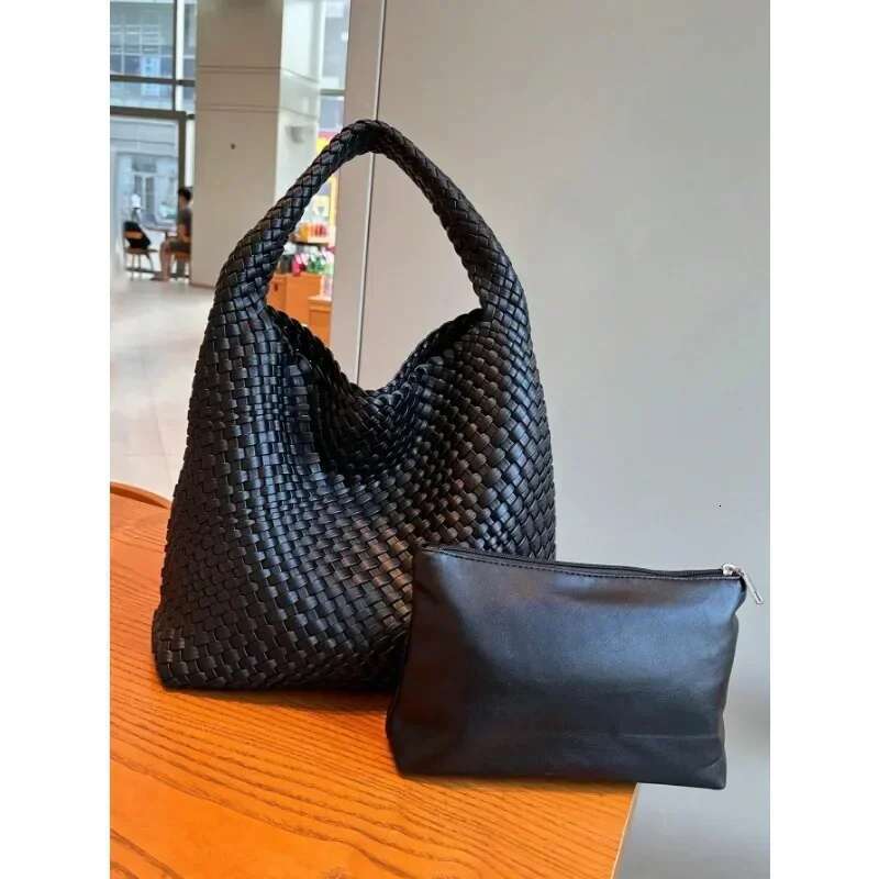 New fashionable with niche design woven handbag bucket single shoulder armpit bag, simple retro style bag