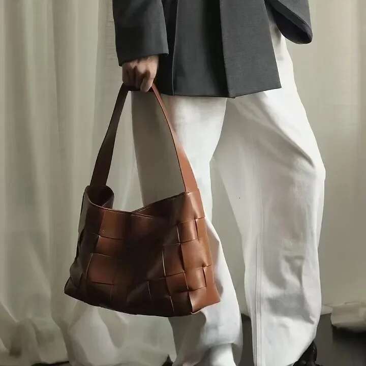 High-End Feel NicheDesign Women's Tote True Leather Large Capacity Versatile Single Shoulder Handbag Underarm Bag Vintage St