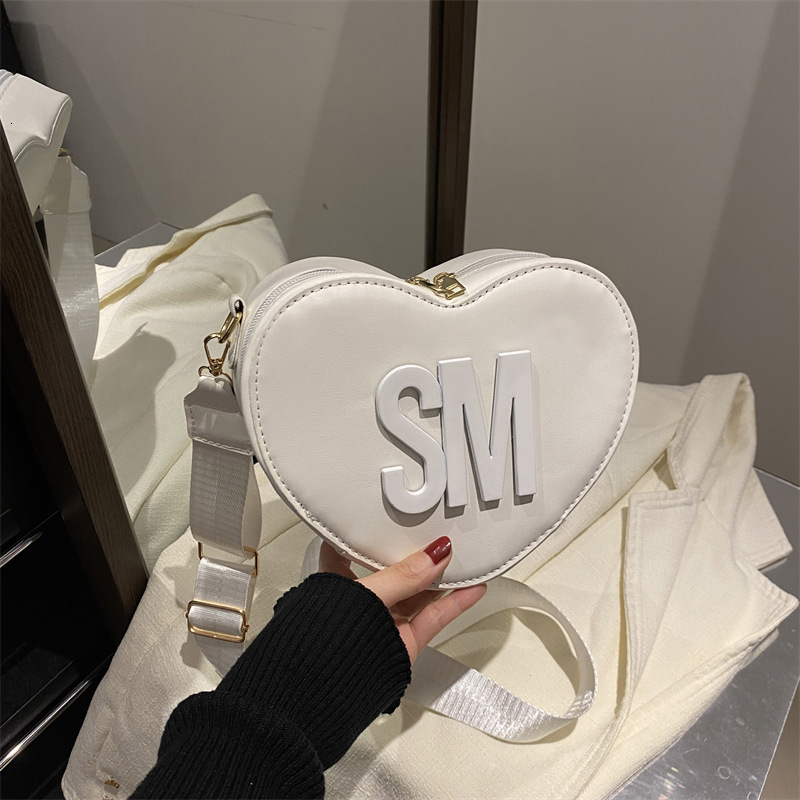 2025 Spring/summer New Fashionable Western Heart Shaped Simple Trendy New Free Delivery Designer Bag Shoulder Casual Sweet Personalized Luxury Bag Cro
