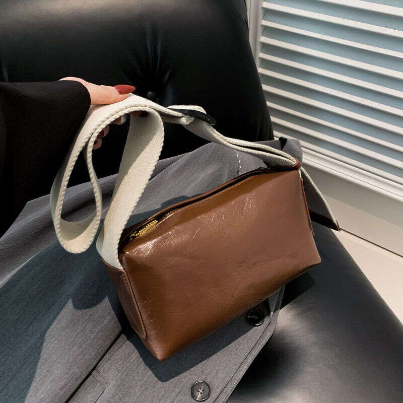 Niche texture premium 2025 large capacity commuting new style armpit fashionable broadband versatile shoulder bag