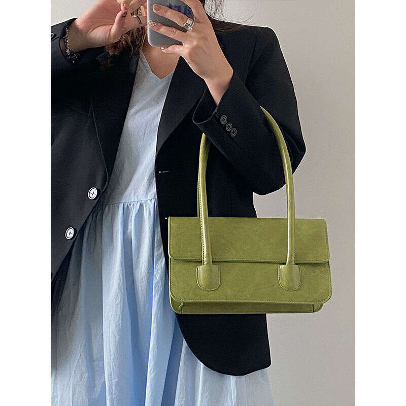 Small niche design armpit for women 2025 new fashion oil wax leather mailman bag, high-end feel handbag shoulder bag trend