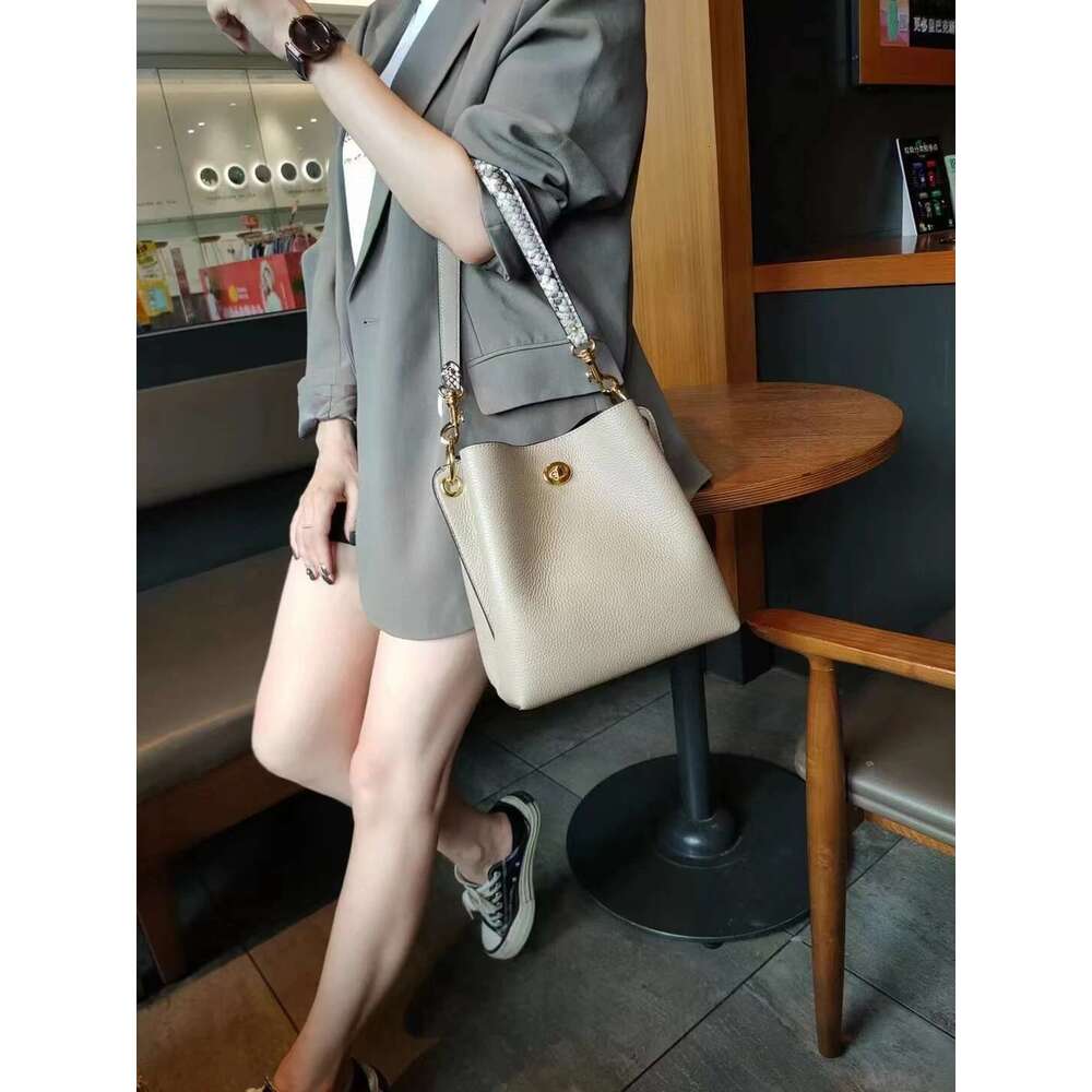 New Genuine Leather Women's Korean Version With Contrasting Lock Buckle Single Shoulder Crossbody Bucket Bag