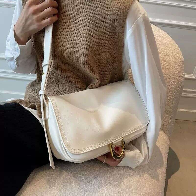 Large capacity niche design versatile single shoulder women 2025 new style for girls in class fashionable crossbody commuting bag