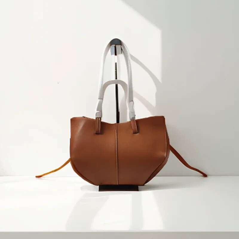 Classic Elegant Style Large Capacity Wing Crossbody Handbag Retro European American Niche Bucket Armpit Tote Bag Fashion
