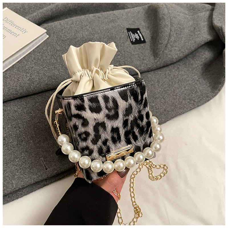 Free Delivery Designer Bag Internet Celebrity Mini Fashion Pearl Hand 2025 High End And Stylish Single Shoulder Crossbody Chain Small Square For Women