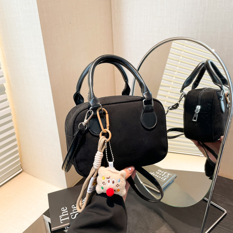 Free Delivery Designer Bag This Year's Popular Hand 2025 Winter New Item Niche Design Versatile Ins Shoulder Crossbody Pillow For Women Luxury Ba