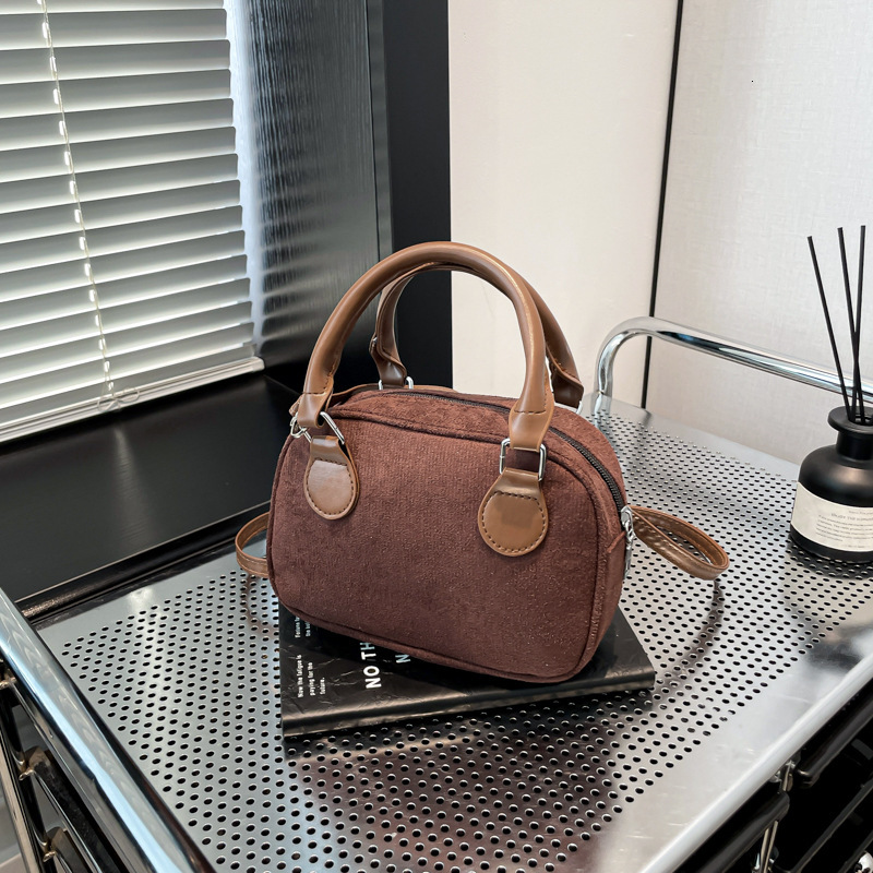 Free Delivery Designer Bag This Year's Popular Hand 2025 Winter New Item Niche Design Versatile Ins Shoulder Crossbody Pillow For Women Luxury Ba