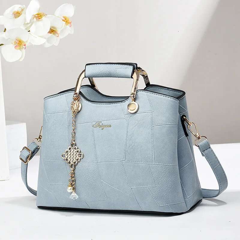 Commuting Temperament Atmospheric Middle-Aged Mother Women's Handbag Large Capacity Fashion Messenger Bag