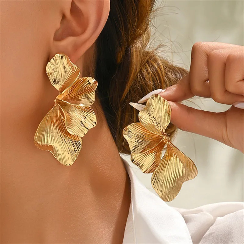 Elegant ginkgo leaf earrings for women simple petals wearing exaggerated women jewelry party gifts 250515