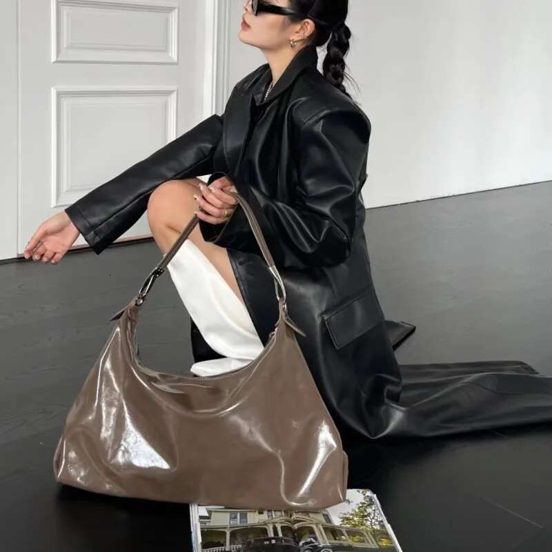 Bury Womens Tote Aesthetic Vintage Fashion Advanced Leather Shoulder Bag Autumn And Winter Large Capacity Handbag Bolsa