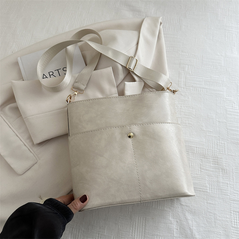 2025 Spring Trendy Internet Celebrity New Single New Free Delivery Designer Bag Shoulder Luxury Bag Female Korean Edition Commuter Large Capacity Stud