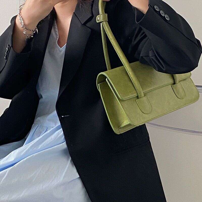 Small niche design armpit for women 2025 new fashion oil wax leather mailman bag, high-end feel handbag shoulder bag trend